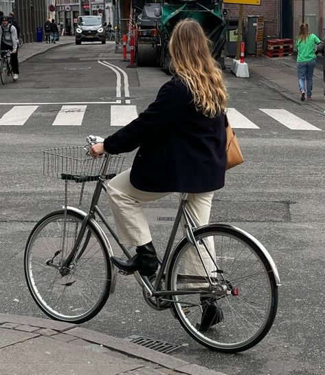 Biking In Paris, Bicycle Outfits For Women, Cycle Chic Copenhagen, Bycicle Outfit, Holland Bike, Urban Bike Style, Bicycle Aesthetic, Kylie Francis, Bike Outfits