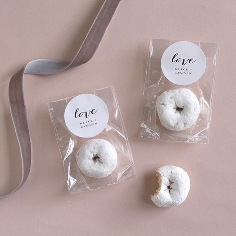 Mini donut wedding favors... yes please 🙋🏻! Package these sweet treats in a clear cellophane bag and add a custom sticker from elli.com for a personalized touch! #Regram via @ellidesignstudio Mini Donut Wedding, Donut Favors, Donut Wedding Favors, Donut Packaging, Donut Wedding, Karma Design, Wedding Favors Packaging, Worship Night, Wedding Donuts