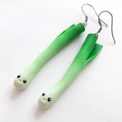 #leek #leeks #vegan #vegetarian #veganfood #veggies #vegetables #food #foodearrings #foodjewelry #cute #kawaii #fimo #polymerclay #spring #funny #gift #gifts #present #mothersday #mom #mommy #foodlover #chef #green Emoji Earrings, Earrings Funny, Funny Earrings, Food Earrings, Vegan Gifts, Happy Foods, Food Jewelry, Mothers Day Gifts, Vegetarian Food