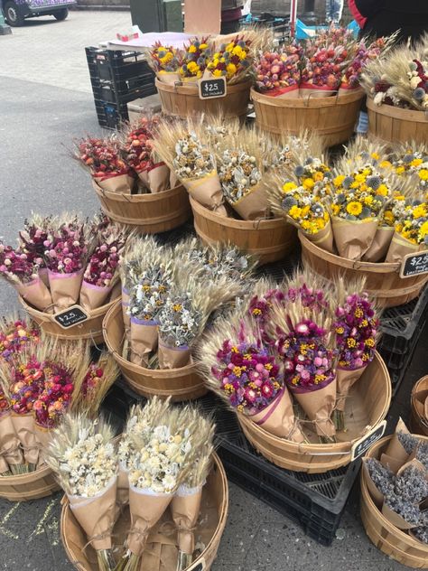 Dried Flower Stand, Flowershop Ideas, Diy Dried Flower Arrangement, Basket Flower Arrangements, Dried Flower Bouquets, Flower Shop Decor, Flower Shop Design, Flower Truck, Bridal Shower Flowers