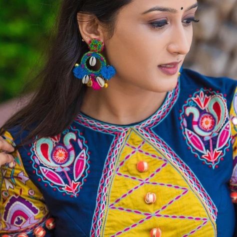 3,240 likes, 71 comments - devanshisiyanii on August 13, 2023: "Looking for Navratri outfits that don’t cost a dime? We got you saved ! We have a wide range of outfits that can be wore for both navratri...". Blaus Design, Navratri Outfits, Navratri Jewellery, Long Blouse Designs, Kurti Sleeves Design, Hand Work Design, Crochet Garland, Women Saree, Hand Embroidery Dress