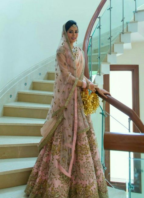 Bride Mira Rajput Kapoor. Mira Kapoor Wedding, Mira Rajput Fashion Styles, Rajput Poshak Indian Weddings, Lehanga Styles, Mira Kapoor Lehenga, Mira Rajput Wedding, Meera Rajput Wedding, Rajput Wedding, Shahid Kapoor Mira Rajput