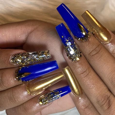 Aleida Espitia on Instagram: “XV NAILS @mialachina26 thank you for coming 😘” Sgrho Nails, Royal Blue And Gold Nails, Xv Nails, Crown Nails, Everyday Nails, Quince Nails, Hoco Ideas, Wow Nails, Sassy Nails