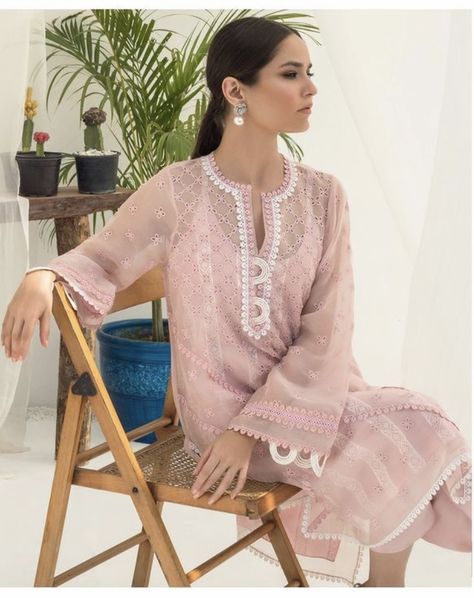 Pakistani Party Wear Dresses, Pakistani Couture, Lace Dress Design, Pakistani Dresses Casual, Kurta Neck Design, Linen Fashion, Kurti Designs Party Wear, Sleeves Designs For Dresses, Embroidery Suits Design