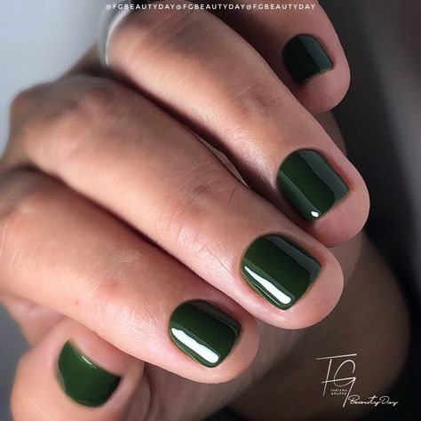 Dark Nails Inspiration Short, Gel Nails Ideas Short Simple Dark, Dark Shellac Nails, Dark Gel Nails Short, Shellac Manicure Short Nails, Shellac Short Nails, Short Manicured Nails, Short Painted Nails, Dark Short Nails