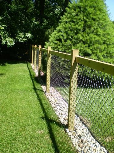 Cheap Front Yard Fence, Gravel Along Fence Line, Dog Yard Fence, Fence Edging, Diy Dog Fence, Yard Fence, Dog Yard, Backyard Privacy, Diy Fence