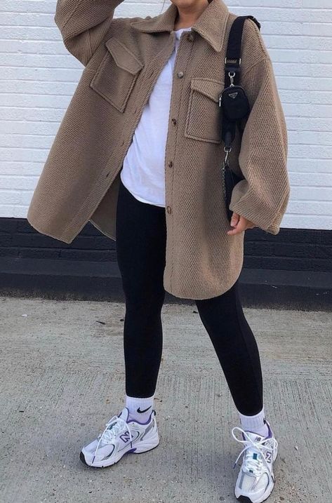 Shaket Jacket Outfit, Shacket Outfit Women, Shacket Outfit, Look Legging, Autumn Outfit, Up Girl, Mode Inspiration, Lookbook Outfits, Trendy Fashion Women