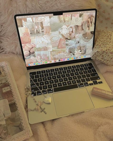 Kelly Core, Coquette Roses, Modern Coquette, Macbook Case Stickers, Aesthetic Tech, Aesthetic Dior, Macbook Aesthetic, Apple School, Work Setup