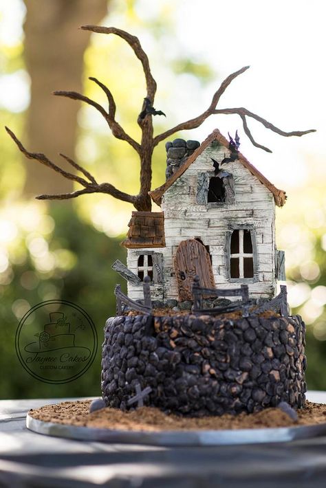 Here is a haunted house cake I made for my son’s 7th birthday last week and entered into a Halloween collaboration! The house is made of Gumpaste with gumpaste details and cotton candy moss! Spooky Cakes, Lolly Bar, Haunted Gingerbread House, Haunted House Cake, Halloween Gingerbread House, Halloween Gingerbread, Halloween Torte, Spooky Cake, Halloween Haunted House