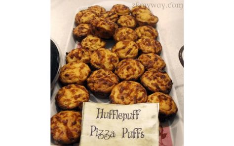 It's a Hogwarts Feast! 30+ Amazing Harry Potter Food Ideas Harry Potter Pizza Ideas, Harry Potter Food Ideas Dinner Parties, Harry Potter Pizza, Harry Potter Appetizers, Harry Potter Theme Food, Harry Potter Dishes, Hogwarts Feast, Harry Potter Tea Party, Harry Potter Feast