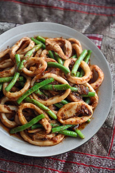 Belacan Squid and Snake Beans - Ang Sarap Snake Recipe, Snake Beans, Spicy Green Beans, Philippine Cuisine, Asian Noodle Dishes, Wok Recipes, Asian Side Dishes, Gluten Free Fish, Mongolian Beef Recipes