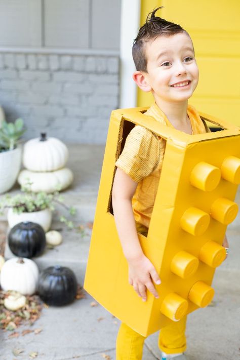 How to make a Lego Halloween costume. Use spray paint can lids for the circles! #halloween #costume #lego #fancydress #kidsfancydress #kidscostumes #childrensfancydressideas #kidslegofancydress #kidslegocostume Lego Outfit, Lego Halloween Costume, Lego Costume Diy, Lego Halloween Costumes, Costume Simple, Diy Costumes Kids Boys, Diy Fantasia, Simple Halloween Costume, Lego Costume