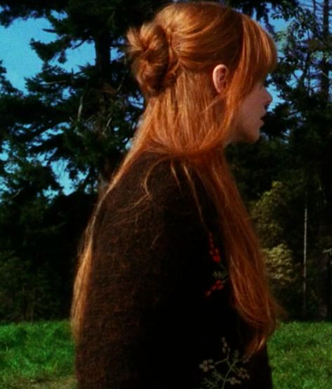 90s Witch Hairstyles, Sally Owens Hair Practical Magic, Gilly Owens Practical Magic, 90s Whimsigoth Hair, Gilly Owens Aesthetic, Gillian Practical Magic Hair, Gillian Owens Practical Magic Outfits, Whimsigothic Hairstyles, Gillian Owens Style