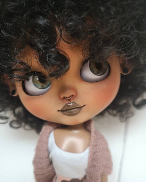 Blythe doll tan Black Blythe Dolls Curly Hair, Blythe Doll Curly Hair, Blythe Face, Doll Pfp, Black Hair Green Eyes, Black Curly Hair, Tan Skin, Shaved Hair, Light Skin