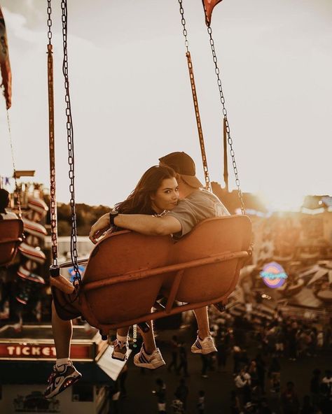 Disneyland Couples Pictures, Carousel Photoshoot, Pre Nup Photoshoot, Carnival Photo Shoots, Fair Pictures, Carnival Photography, Bridesmaid Photoshoot, Fair Photography, Senior Photography Poses