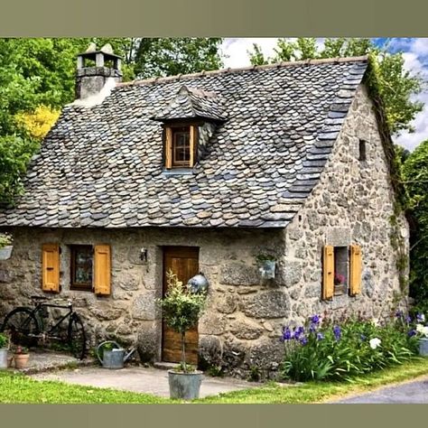 Fantasy Stone, Stone Roof, Small Stone Cottage, Square House, Stone Cabin, Stone Cottages, Old Stone Houses, Swiss Chalet, Cottages And Bungalows