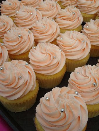 autres desserts- les petits gâteaus Pink Champagne Cupcakes, Champagne Cupcakes, Mini Torte, Wedding Cakes With Cupcakes, Shower Cupcakes, Peach Wedding, Wedding Cupcakes, Wedding Desserts, Pink Champagne