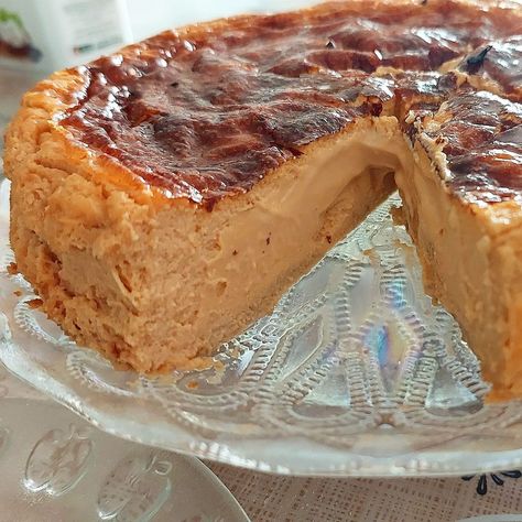 Thai Tea Cheesecake, Vegan Burnt Basque Cheesecake, Best Basque Burnt Cheesecake Recipe, Burnt Cheesecake Recipe, Burnt Basque Cheesecake Photography, Basque Burnt Cheesecake Recipe, Burnt Basque Cheesecake Recipe, Basque Burnt Cheesecake, Burnt Cheesecake