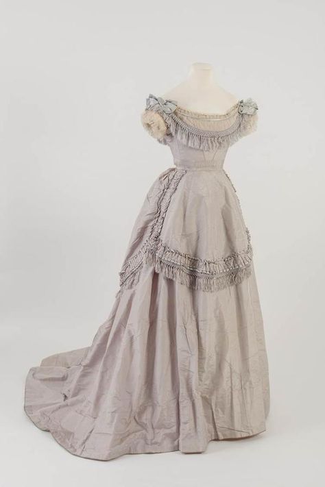 Evening dress, 1871From the Fashion Museum, Bath on Twitter 1800s Clothes, 1870s Dress, Gaun Abad Pertengahan, History Bounding, Historical Gowns, Historical Sewing, Fashion Museum, 1870s Fashion, Antique Dresses