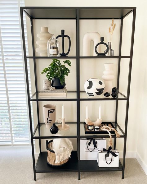 Shelf Staging, Living Room Decor Lights, Black Living Room Decor, Shelves Ideas, Black Living Room, Office Inspo, Apartment Decor Inspiration, Lounge Decor, Decor Home Living Room