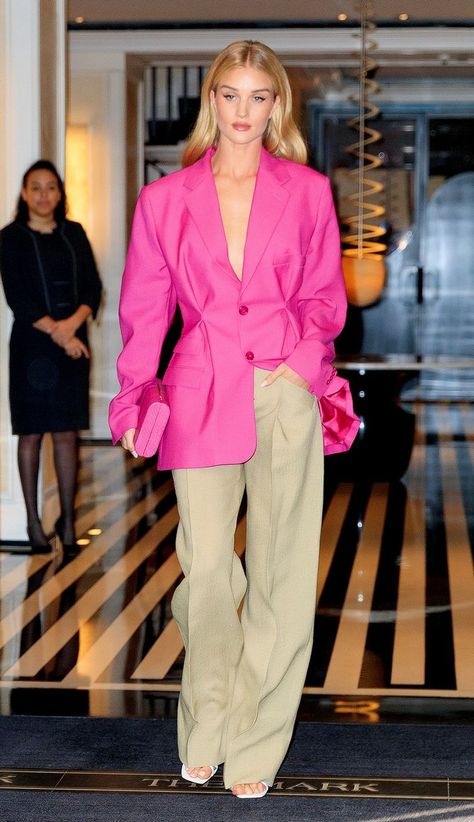 Best Rosie Huntington-Whiteley outfit in a blazer and pants Rosie Huntington Whiteley Style, Trend Forecast, Mode Zara, Rosie Huntington, Looks Party, Fashion Fail, Looks Street Style, Rosie Huntington Whiteley, Sarah Jessica Parker