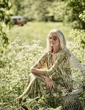 Top Modeling Agencies, Boho Life, Long Gray Hair, Older Women Fashion, Ageless Beauty, Branding Photoshoot, Fashion Mistakes, The Grass, Photography Women