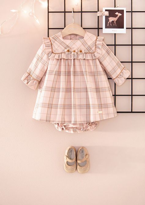 Pili Carrera online, moda infantil online otoño-invierno - Minimoda.es-Blog Moda Infantil Baby Girl Clothes Winter, Kids Winter Fashion, Kids Frocks Design, Kids Dress Wear, Baby Dress Design, Girls Frock Design