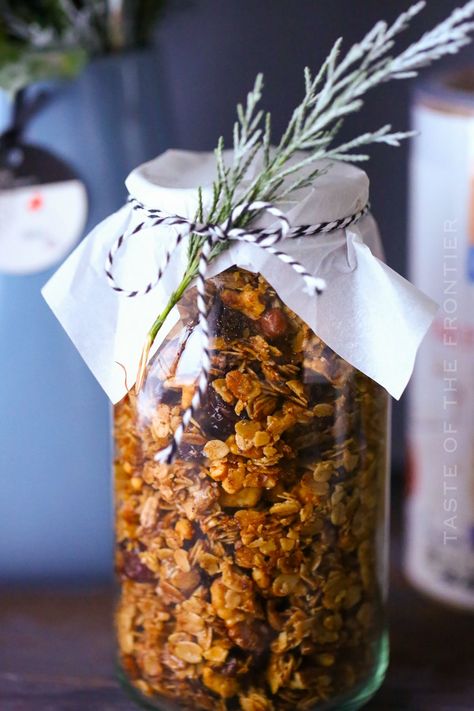 This festive Gingerbread Granola is not only a great holiday breakfast or snack, but it makes a great gift for friends and neighbors. Cheap Food Gifts For Christmas, Christmas Breakfast Basket Ideas, Ginger Bread Granola, Edible Gifts In A Jar, Christmas Granola Gift In A Jar, Gifts For Granola Friends, Savory Christmas Gifts, Canned Gifts Homemade, Granola Gift Ideas