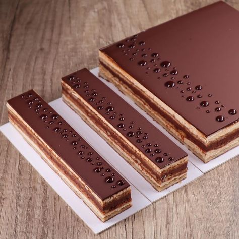 Opera Cake Decoration, Cake Decoration Ideas, Opera Cake, Daisy Cakes, Amazing Cake, Beautiful Cake, Fancy Desserts, Food Tasting, Cake Decorating Techniques