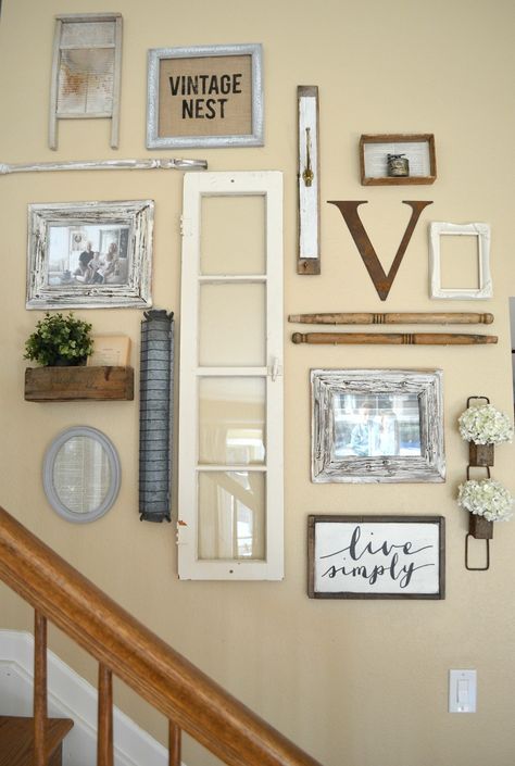 Farmhouse Vintage Inspired Staircase Gallery Wall Foto Scale, Stairway Wall, Gallery Wall Staircase, Staircase Wall Decor, Pictures Frames, Diy Staircase, Staircase Wall, Staircase Decor, Decor Ikea