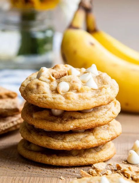 These banana cream pie cookies taste like banana cream pie all wrapped up in a delicious cookie! Banana Cream Pie Cookies, Cream Pie Cookies, Pie Cookies Recipe, Easy Banana Cream Pie, Custard Cookies, Banana Cream Pudding, Banana Dessert Recipes, Pie Cookies, Bake Goods