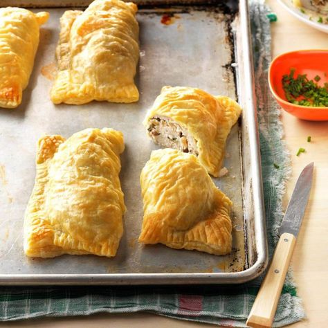 Chicken Bundles, Puff Pastry Chicken, Spinach Puff Pastry, Easy Sheet Pan Dinners, Dinner Party Menu, Romantic Dinner Recipes, Puff Pastry Recipes, Sheet Pan Dinners, It Goes On