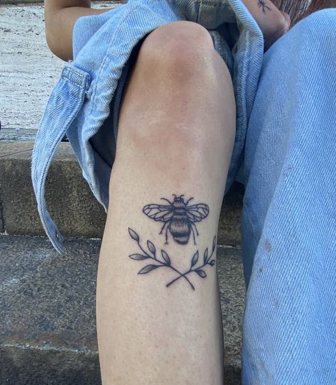 Bee Tattoo On Leg, Bee Tattoo Leg, Bee Leg Tattoo, Leg Tattoo Idea, Cottagecore Tattoo, Cute Tats, Bee Tattoo, Leg Tattoo, Dream Tattoos