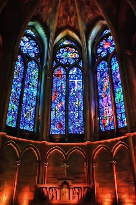 Marc Chagall - 1974, Stained glass windows with crucifixion. Cathédrale Notre-Dame de Reims #MarcChagall #art http://www.johanpersyn.com/marc-chagall-in-magisch-realistisch-vitebsk/ Art Glass Pumpkin, Path To Heaven, Stained Glass Windows Church, Wine Bottle Wall, Stained Glass Church, Church Windows, Marc Chagall, Diy Window, Art Stained