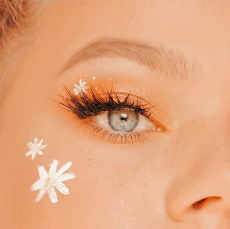 Daisy Eye Makeup, Daisy Makeup Look, Flower Make Up, Floral Eye Makeup, Cottagecore Makeup, Daisy Makeup, White Eyeliner Looks, Eye Face Painting, Hippie Makeup