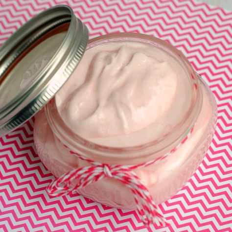 Peppermint Body Butter, Peppermint Creams, Peppermint Lotion, Homemade Lotions, Body Butter Recipe, Easy Diy Beauty Products, Diy Moisturizer, Homemade Body Butter, Beauty Tutorial