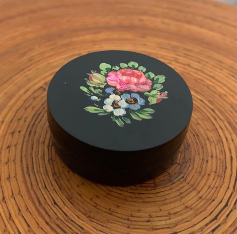 This little resin round black storage pot has a screw lid and a pretty hand painted pink flower design.  It is small (dimensions:    ) and has a screw on lid.  Small painted resin round jar.  No makers mark.  This little trinket pot would make a lovely vintage gift idea. Perfect for storing earrings. Please note all my items are vintage and may have signs of age.  I try to provide clear and honest descriptions and photographs for every item. Thank you for visiting my shop and if you have any que Round Box Painting Ideas, Painted Trinket Boxes Diy, Trinket Box Painting Ideas, Box Painting, Vintage Clover, Pink Flower Design, Round Gift Boxes, Black Storage, Gift Box Design