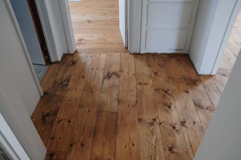 Love this color for rustic slightly weathered wood stain Floors Stained- Minwax Early American on pine Early American Stain On Pine, Cabin Floors, Minwax Early American, Renovation Parquet, Weathered Wood Stain, Floor Stain Colors, Wood Floor Stain Colors, Pine Wood Flooring, Pine Flooring