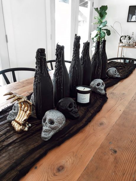 Creepy But Chic Halloween Decor Voodoo Decor, Goth Apartment, Décoration Table Halloween, Halloween Anniversary, Chic Halloween Decor, Table Halloween, Halloween Decor Diy, Diy Halloween Decor, Adornos Halloween