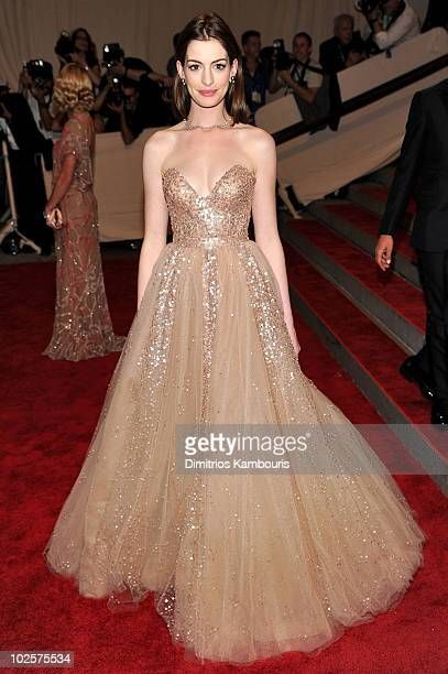 Celebrity Prom Dresses, Met Gala Outfits, Met Gala Dresses, Met Gala Red Carpet, Atelier Versace, Liv Tyler, Iconic Dresses, Bob Mackie, Sarah Jessica