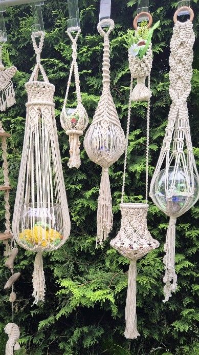 Macrame School | DIY Plant Hanger with Josephine knot + NEW way to start a plant hanger. Link to full tutorial in Bio and in my… | Instagram 3d Macrame, Lights Boho, Hang Plants, Macrame School, Home Decor Macrame, Macrame Light, Macrame Creations, Owl Tutorial, Modern Macrame Wall Hanging