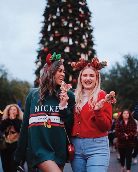 Disneyland Christmas Photos, Disney Christmas Photoshoot, Disney Park Christmas Outfits, Disney Xmas Outfit, Disney Outfit Ideas Christmas, Christmas At Disneyland Outfit, Disney Christmas Family Outfits, Disney Christmas Photos, Disney Christmas Pictures