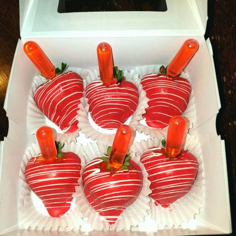 #NikkiEtreats🍓🍫 #InfusedStrawberries #ChocolateHighHeel #chocolatecoveredstrawberries #chocolatestrawberries #chocolatestrawberry  #chocolate #strawberry #infusedstrawberries #InfusedStrawberries #infused Liquor Strawberries, Drunken Berries, Decorating Strawberries, Infused Strawberries, Infused Fruit, Infused Treats, Chocolate Strawberry Cheesecake, Strawberry Ideas, Chocolate Covered Strawberry Recipe