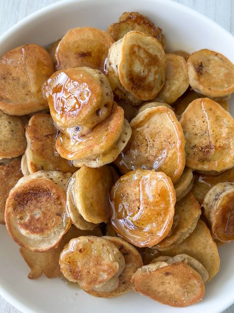 Mini Banana Pancake Bites - Peanut Butter and Jilly Pancakes On The Go, Mini Banana Pancakes Recipe, Pancake Banana Bites, Mini Banana Pancakes Healthy, Healthy Mini Pancakes Recipe, Banana Bites Pancakes, Mini Banana Pancake Bites, Banana Pankaces, Mini Pankaces