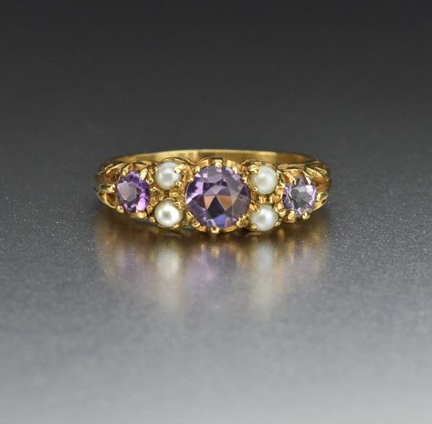 How To Wear Pearls, Wedding Victorian, Amethyst Wedding Band, Antique Jewellery Online, Pearl Amethyst, Amethyst Wedding, Vintage Gold Rings, Amethyst Ring Engagement, Gold Pearl Ring