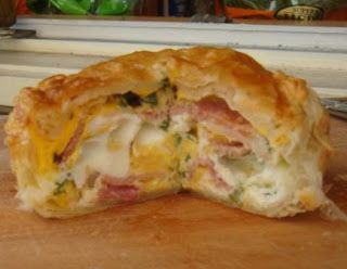 Puff Pizza, Bacon And Egg Pie, Egg And Bacon Pie, Mini Pie Recipes, Bacon Pie, Egg Pie, Pizza Pockets, Pie Maker, Sausage Roll