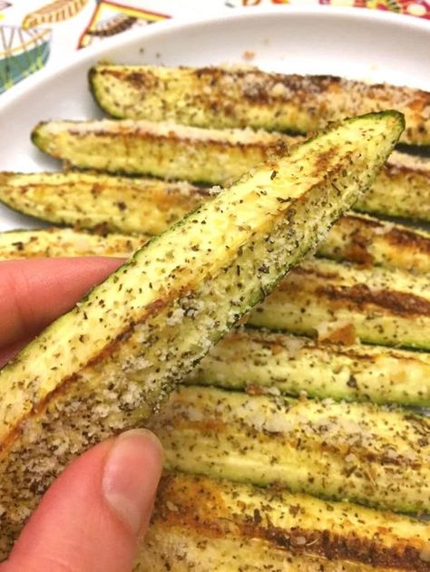 These crispy zucchini spears make the perfect snack and are great for dipping into your favorite sauce. Get the recipe. Garlic Zucchini, Zucchini Sticks, Bake Zucchini, Parmesan Zucchini, Roasted Vegetable, Läcker Mat, Thanksgiving Side Dishes, Vegetable Sides, Zucchini Recipes