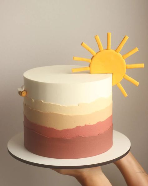 Boho First Trip Around The Sun Cake, Sun Cakes Birthday, Sunshine 1st Birthday Cake, Sun Themed Birthday Cake, Sun Cake Design, My Little Sunshine Baby Shower Ideas, Sunshine Cake Ideas, Sun Cake Birthday, Here Comes The Son Baby Shower Cake