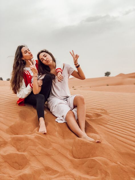 Cute picture to recreate with your best friends during a day in the desert 🐪 🌵 Best Friend Photoshoot Desert, Picture To Recreate, Rajasthan Photo, Desert Photoshoot Ideas, Desert Pictures, Friends Photoshoot, Holiday Fits, Friend Group Pictures, Desert Photoshoot