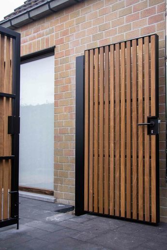 Modern Garden Fence, Wood Fence Gate Designs, Modern Privacy Fence, Wood Gates, Black Gate, Moderne Have, Metal Fencing, Wood Fence Design, House Front Door Design